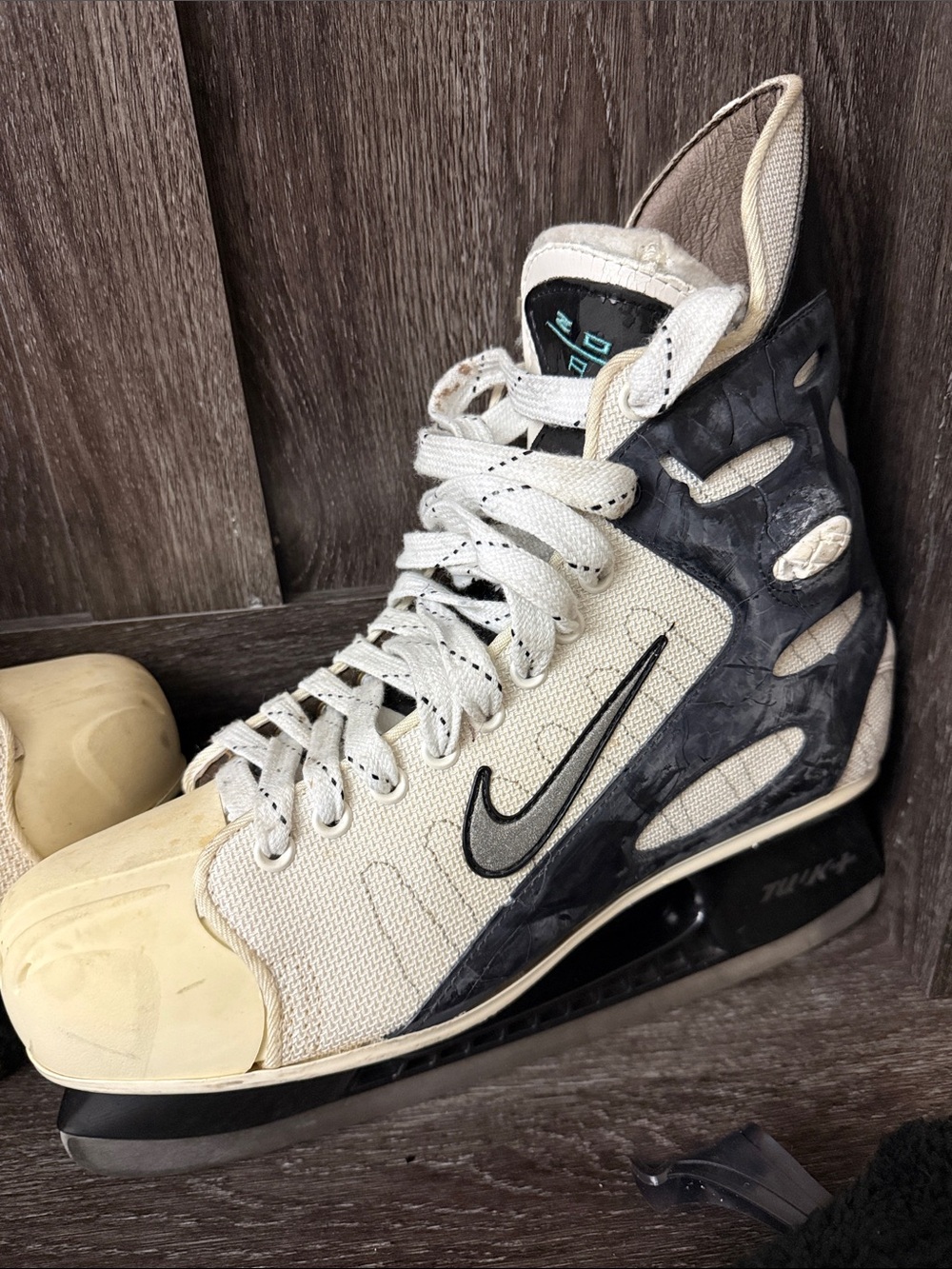 Nike Men's Zoom Air Ice Skates used Black and White with covers. And new laces.